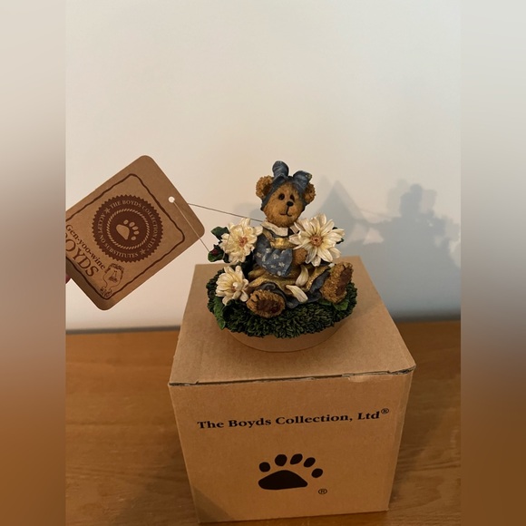 Boyd’s Bears Daisy Mae Candle Topper NWT in Box - Picture 1 of 5